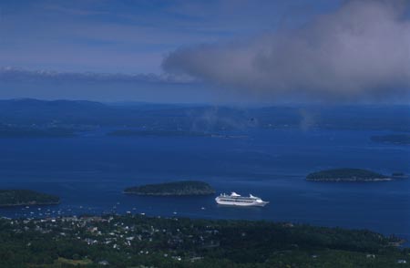 Cruise_ship_Bar_Harbor